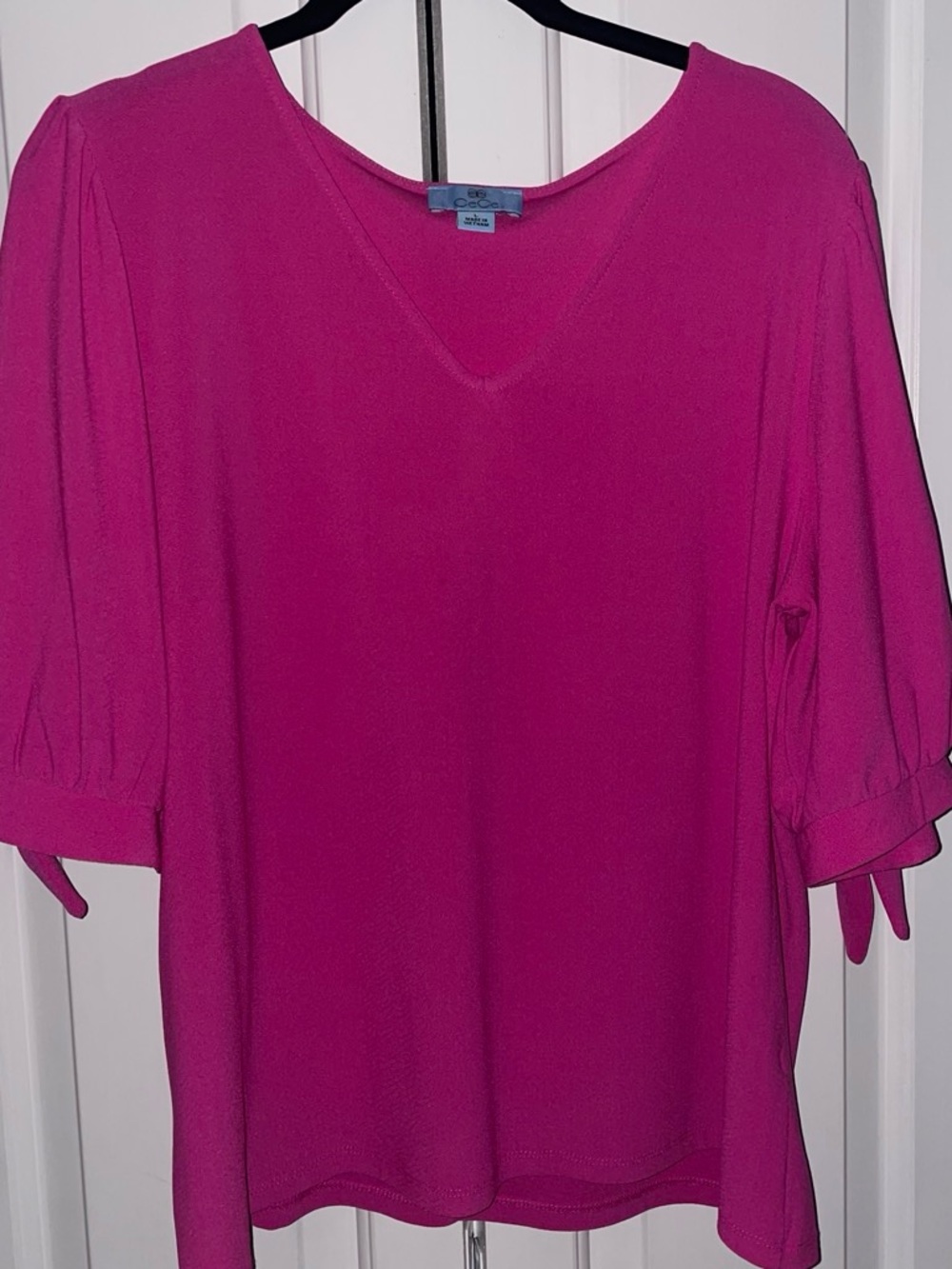CeCe Magenta V-Neck Short Puff Sleeve Blouse